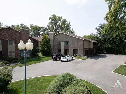 3 W Millstone Ct #B, Palos Hills, IL 60465