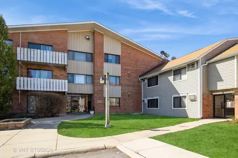 4000 Bayside Dr #204, Palatine, IL 60074