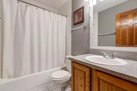 Bath - 733 Bent Ridge Ln, Elgin, IL 60120 photo 4 of 4