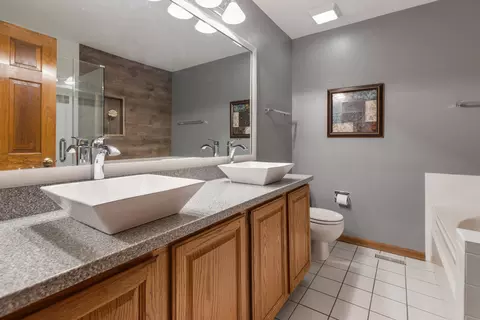 Bath - 733 Bent Ridge Ln, Elgin, IL 60120 photo 2 of 4