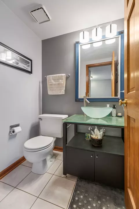 Bath - 733 Bent Ridge Ln, Elgin, IL 60120 photo 1 of 4