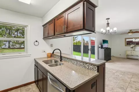 810 Case Dr, Roselle, IL 60172 photo 10