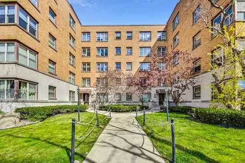 2606 W Balmoral Ave #210, Chicago, IL 60625