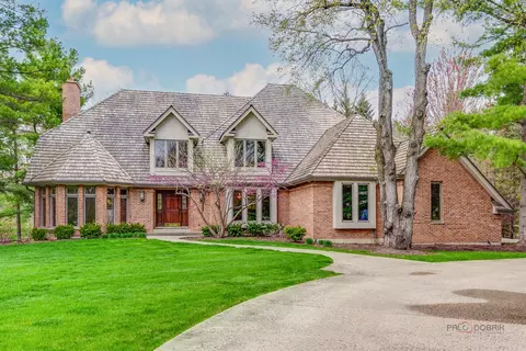 318 Camelot Ln, Libertyville, IL 60048