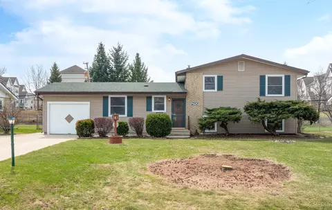 290 Shawnee Dr, Carol Stream, IL 60188
