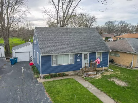 937 Country Club Dr, Kankakee, IL 60901