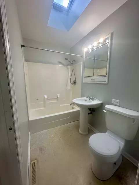 Bath - 5110 Pistakee Dr, Mchenry, IL 60051 photo 1 of 1