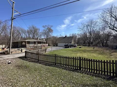 Exterior - 5110 Pistakee Dr, Mchenry, IL 60051 photo 2 of 6