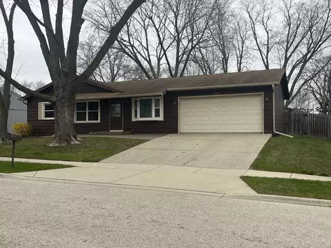 501 Dean Dr, South Elgin, IL 60177