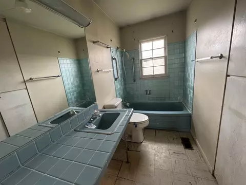 Bath - 102 Circle Dr E, Montgomery, IL 60538 photo 1 of 1