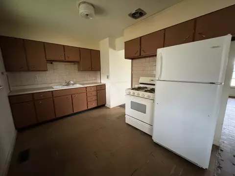 Kitchen - 102 Circle Dr E, Montgomery, IL 60538 photo 2 of 2