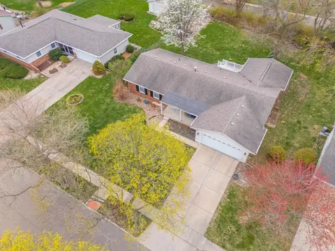 607 Broadmoor Dr, Bloomington, IL 61704 photo 38