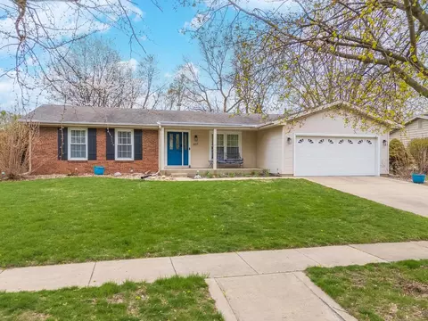 607 Broadmoor Dr, Bloomington, IL 61704