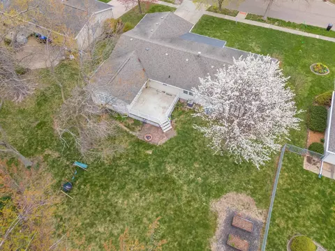 607 Broadmoor Dr, Bloomington, IL 61704 photo 37