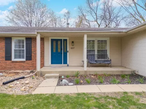 607 Broadmoor Dr, Bloomington, IL 61704 photo 2
