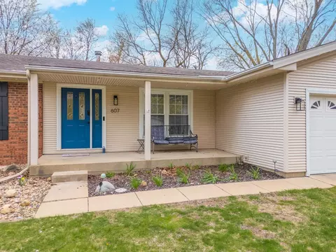 607 Broadmoor Dr, Bloomington, IL 61704 photo 3