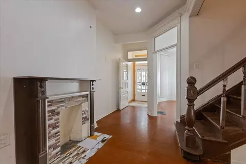 Entry Way - 734 E 42nd St, Chicago, IL 60653 photo 2 of 6