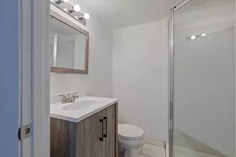 Bath - 734 E 42nd St, Chicago, IL 60653 photo 3 of 3