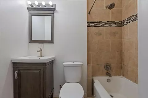 Bath - 734 E 42nd St, Chicago, IL 60653 photo 2 of 3