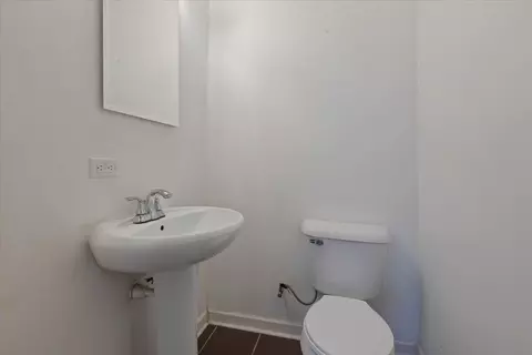 Bath - 734 E 42nd St, Chicago, IL 60653 photo 1 of 3