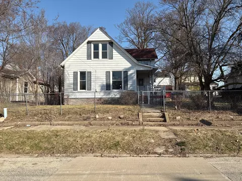 1003 W Olive St, Bloomington, IL 61701 photo 2