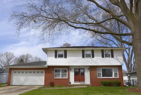 827 Valley View Dr, Ottawa, IL 61350