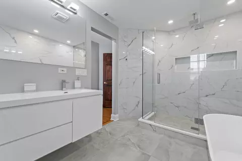 8731 Elm Dr, Des Plaines, IL 60016 photo 30