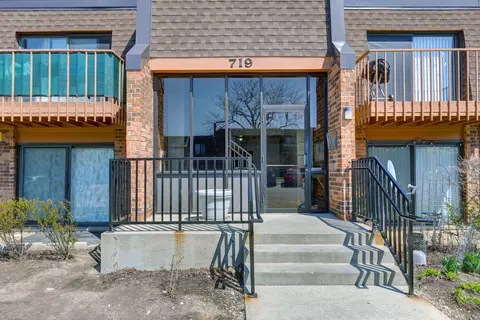 719 N Killarney Ct #2B, Schaumburg, IL 60193