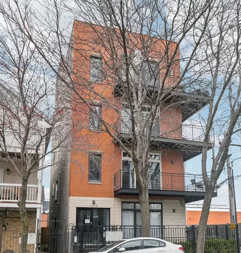 1216 W Augusta Blvd #1, Chicago, IL 60642