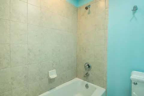 Bath - 6433 Davidson Ct, Gurnee, IL 60031 photo 6 of 8