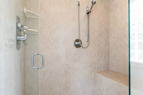Bath - 6433 Davidson Ct, Gurnee, IL 60031 photo 4 of 8