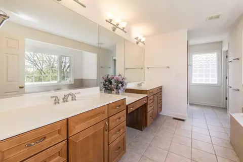 Bath - 6433 Davidson Ct, Gurnee, IL 60031 photo 2 of 8