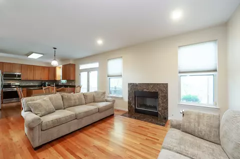 Living - 716 Samson Way, Northbrook, IL 60062 photo 4 of 4