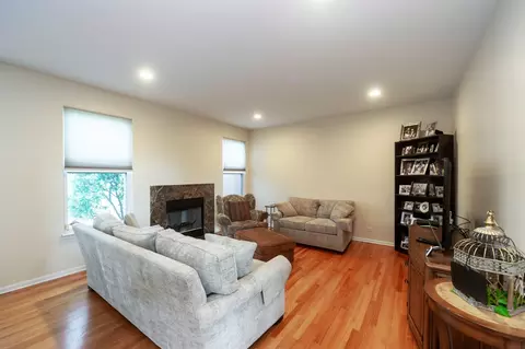 Living - 716 Samson Way, Northbrook, IL 60062 photo 3 of 4