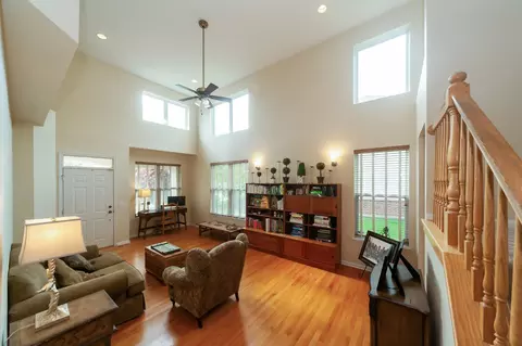 Living - 716 Samson Way, Northbrook, IL 60062 photo 2 of 4