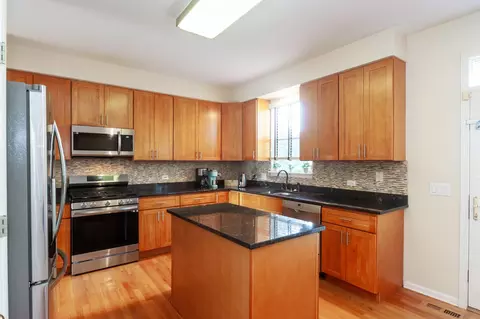 Kitchen - 716 Samson Way, Northbrook, IL 60062 photo 2 of 4