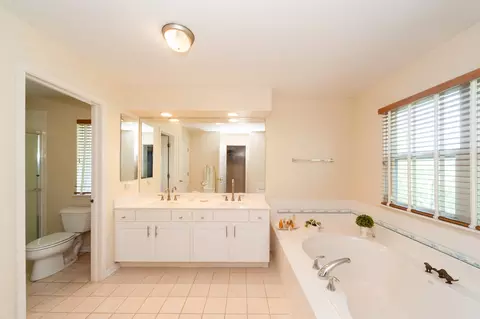 Bath - 716 Samson Way, Northbrook, IL 60062 photo 2 of 4