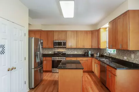 Kitchen - 716 Samson Way, Northbrook, IL 60062 photo 3 of 4