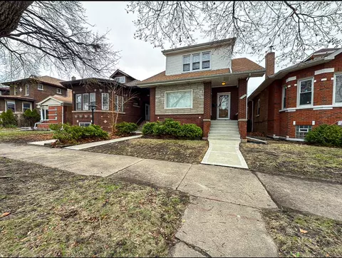 8225 S Rhodes Ave, Chicago, IL 60619