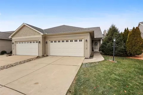 2213 S Stonebrooke Ct, Urbana, IL 61802