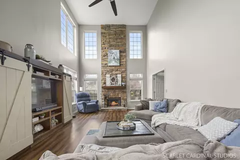 Living - 644 Sumac Dr, Aurora, IL 60506 photo 2 of 3