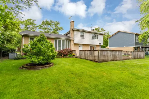 3423 Maple Leaf Dr, Glenview, IL 60026 photo 2