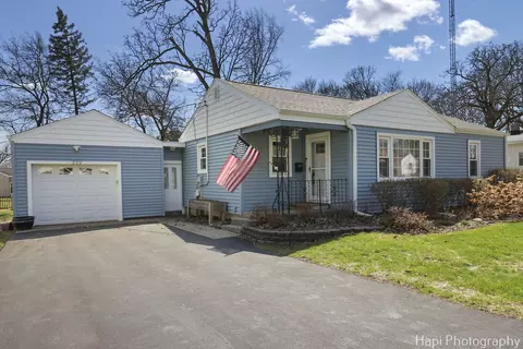220 Lewis Ave, Wauconda, IL 60084
