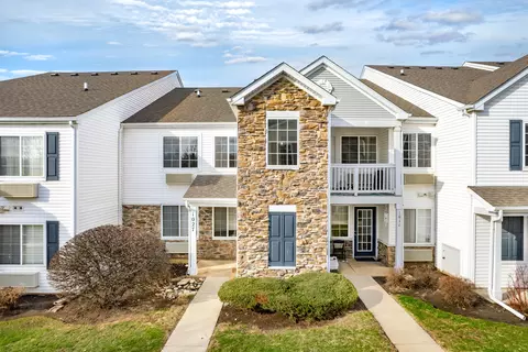 1027 Silverstone Dr #1027, Carpentersville, IL 60110