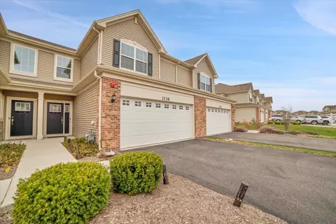 1136 Hawk Hollow Dr, Yorkville, IL 60560