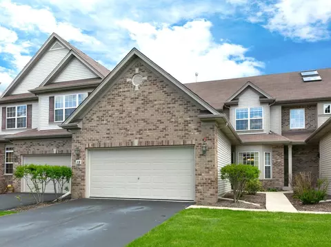 15 Oak Creek Ct, North Aurora, IL 60542