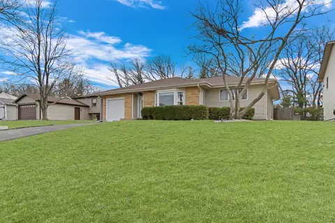704 Greenbriar Ln, Lindenhurst, IL 60046