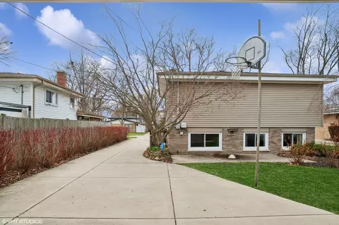 Exterior - 307 Lincoln Ln, Wheeling, IL 60090 photo 2 of 3