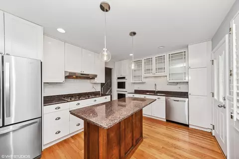 Kitchen - 307 Lincoln Ln, Wheeling, IL 60090 photo 2 of 2