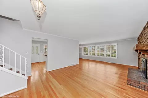 Living - 307 Lincoln Ln, Wheeling, IL 60090 photo 3 of 6